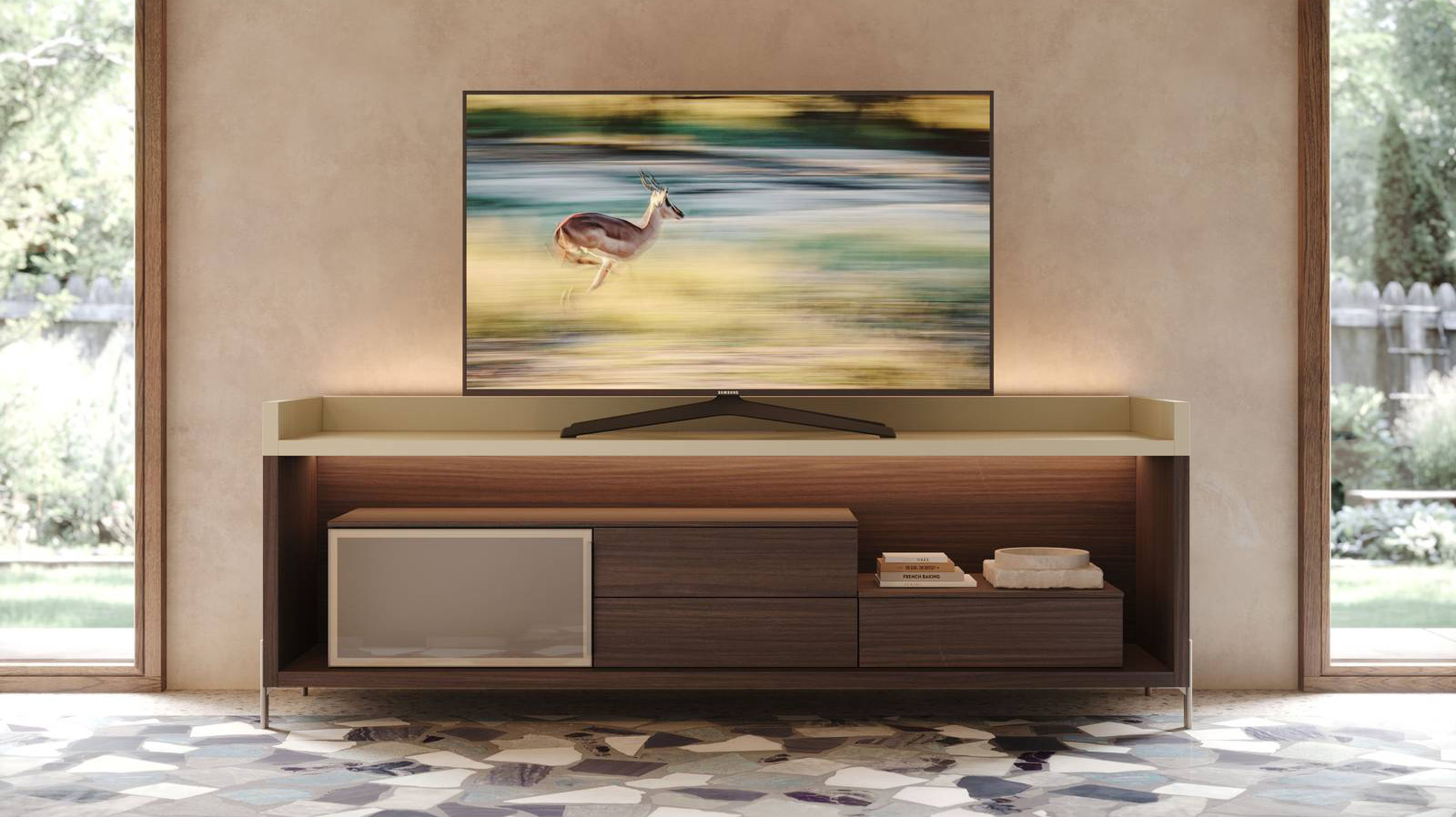 La madia Freeda della Collezione DAY BY DAY Living 2024 di Giessegi ha la struttura in nobilitato effetto legno Teak e il piano con alzatina in laccato Papiro perlato. È dotata di un'anta in vetro Bronzo satinato con telaio in alluminio verniciato Champagne coordinato con i piedini. Misura L 207 x P 58,3 x H 73,8 cm. Prezzo a partire da 1.388 euro + Iva. www.giessegi.it