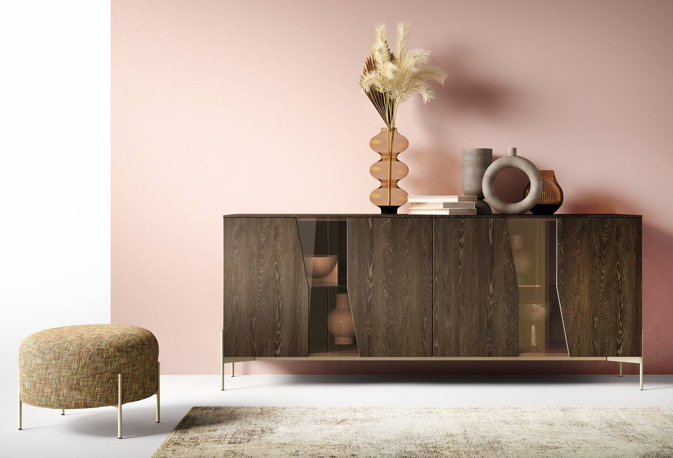 Nobilitato Rovere Fiammato e inserti in vetro color Bronzo per le ante Brezza della madia Kosmos composizione KM310 di Moretti Compact Giorno Notte. I piedini realizzati in tubolare di alluminio nella finitura Champagne mettono in risalto il design moderno e la texture materica della superficie. Misura L  220,8 x P 51,2 x H 92,8 cm. Prezzo 1.434 euro. www.giornonotte.moretticompact.it