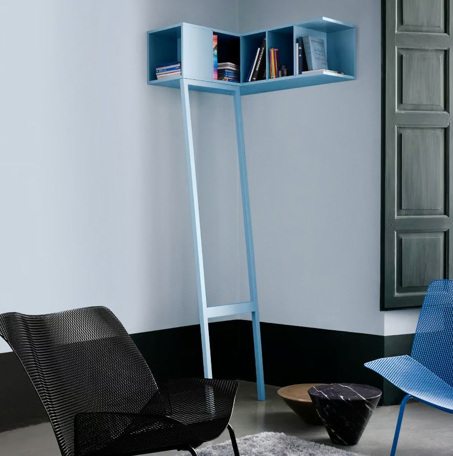 Insolita e scenografica la mensola angolare Etagère De Coin di Ligne Roset in vendita su Mohd: è completamente realizzata in MDF laccato blu lavanda con base in faggio massello laccato. Misura L 75 x P 90 x H 210 cm. Prezzo 710 euro. www.mohd.it Insolita e scenografica la mensola angolare Etagère De Coin di Ligne Roset in vendita su Mohd: è completamente realizzata in MDF laccato blu lavanda con base in faggio massello laccato. Misura L 75 x P 90 x H 210 cm. Prezzo 710 euro. www.mohd.it