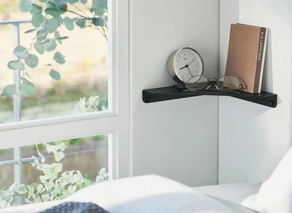 Può essere usata come comodino in un angolo la mensola triangolare Tower di Yamazaki in vendita su Westwing: è completamente realizzata in acciaio di colore nero. Inoltre, sul retro è dotata di un pratico foro passacavo. Misura L 22 x P 22 x H 3 cm. Prezzo 27 euro. www.westwing.it Può essere usata come comodino in un angolo la mensola triangolare Tower di Yamazaki in vendita su Westwing: è completamente realizzata in acciaio di colore nero. Inoltre, sul retro è dotata di un pratico foro passacavo. Misura L 22 x P 22 x H 3 cm. Prezzo 27 euro. www.westwing.it