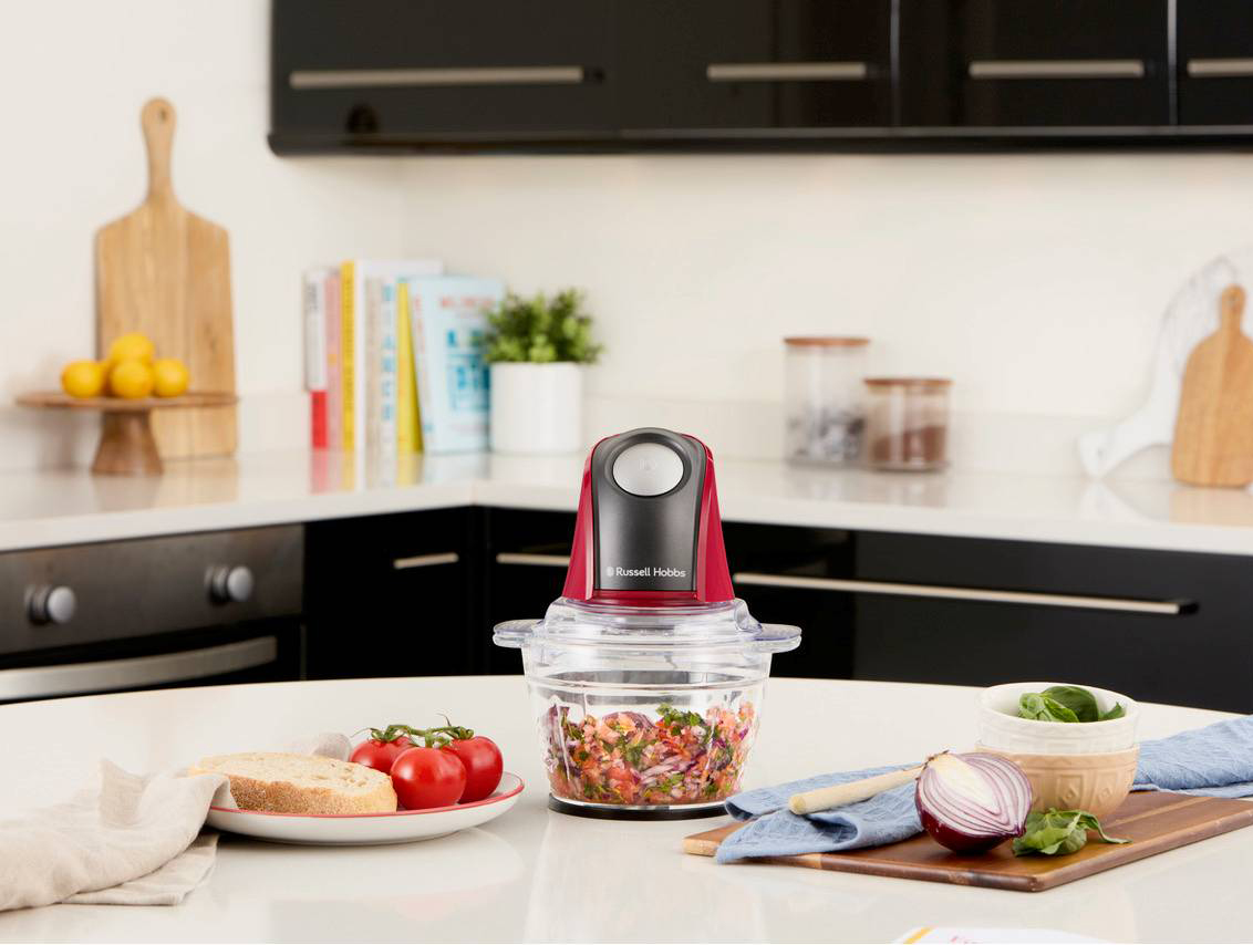 Con una potenza di 200 watt Desire Red Mini Chopper di Russell Hobbs trita 500 ml di ingredienti in pochi secondi. Ha lame in acciaio inox a 2 punte e grazie al pratico coperchio in dotazione con la ciotola in vetro, gli alimenti avanzati possono essere conservati in frigorifero o in dispensa. Tutte le parti rimovibili possono essere lavate in lavastoviglie. Misura L 18 x P 16 x H 24 cm. Prezzo 39 euro. www.russellhobbs.com Con una potenza di 200 watt Desire Red Mini Chopper di Russell Hobbs trita 500 ml di ingredienti in pochi secondi. Ha lame in acciaio inox a 2 punte e grazie al pratico coperchio in dotazione con la ciotola in vetro, gli alimenti avanzati possono essere conservati in frigorifero o in dispensa. Tutte le parti rimovibili possono essere lavate in lavastoviglie. Misura L 18 x P 16 x H 24 cm. Prezzo 39 euro. www.russellhobbs.com