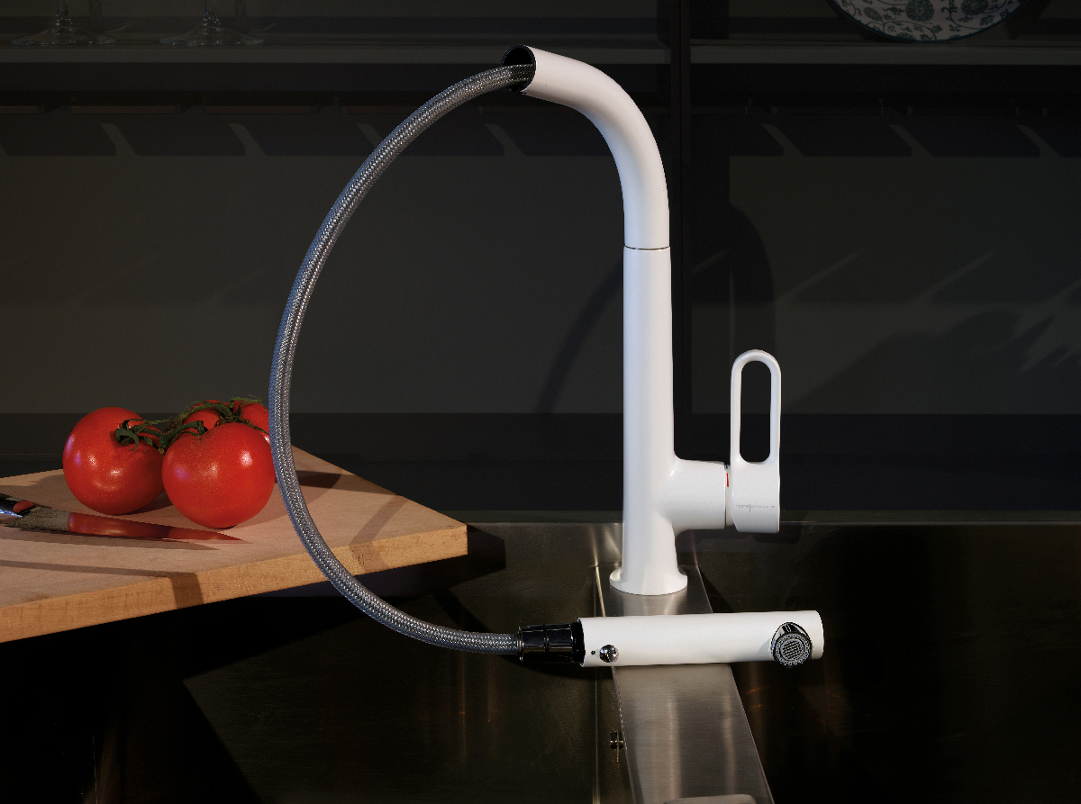 Il miscelatore monocomando F7026CR per lavello cucina della collezione Skinny di FIMA Carlo Frattini è proposto in finitura cromo, bianco opaco e nero opaco. Monta una doccetta estraibile doppio getto del diametro di 2,8 cm. La leva è una reinterpretazione non convenzionale di una leva “forata”. L’altezza massima è di 37,6 cm. Prezzo, Iva esclusa, 558 euro. www.fimacf.com
