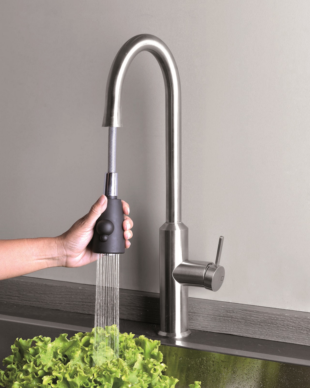 Ha doccetta estraibile il miscelatore monocomando CRIKX530 di Cristina Rubinetterie per cucina. Monoforo da piano, è in acciaio inox AISI 316 L ed è alto 49,7 cm. Prezzo, Iva esclusa, 884,30 euro. www.cristinarubinetterie.com