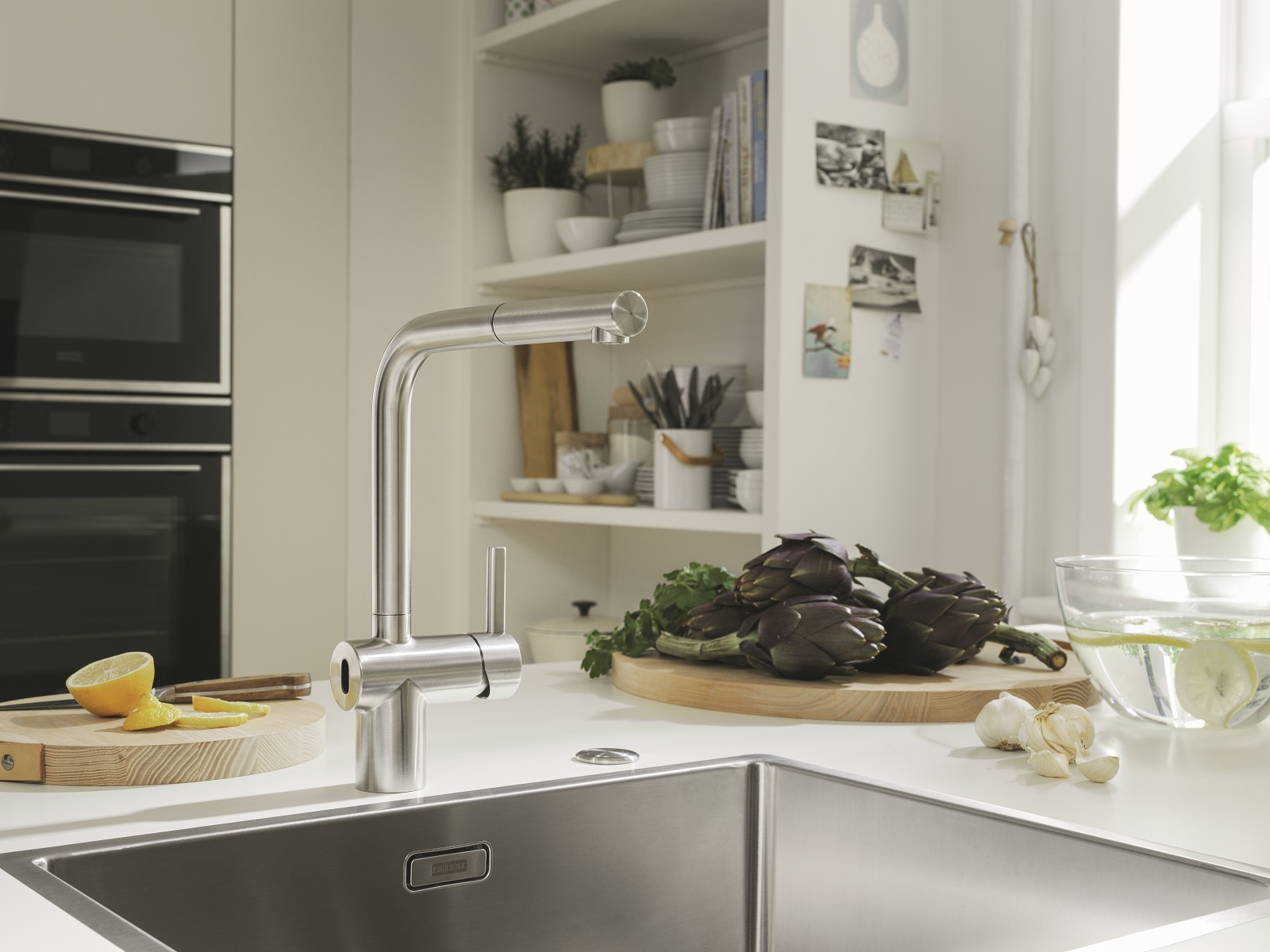 Ha doccetta estraibile il miscelatore per lavello cucina Atlas Neo Sensor di Franke con doppia attivazione tramite leva o senza contatto tramite sensore di movimento. Con una rotazione di canna di 180 ° e bocca alta è realizzato in acciaio inox. L’altezza massima è di 29,7 cm. Prezzo 711 euro. www.franke.com