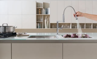 Nel miscelatore per lavabo cucina Move di Nobili la doccetta orientabile è posizionata nella parte posteriore del miscelatore: una volta prelevata, il centro di rotazione anteriore ne raddoppia il raggio d’azione. Si aziona facilmente con una mano, premendo un pulsante dopo aver sganciato l’appoggio magnetico. L’abbattimento dei consumi idrici è garantito dalla cartuccia ceramica a immersione Nobili Widd®28 mm con regolatore dinamico di portata che frena la leva a metà corsa per evitare lo spreco di risorse. Poi è possibile aprire il flusso dell’acqua alla massima potenza. Disponibile nelle finiture cromo lucido, inox spazzolato e mora opaco. È alto 46 cm. Prezzo, Iva esclusa, nella finitura cromo lucido 507 euro. www.nobili.it Nel miscelatore per lavabo cucina Move di Nobili la doccetta orientabile è posizionata nella parte posteriore del miscelatore: una volta prelevata, il centro di rotazione anteriore ne raddoppia il raggio d’azione. Si aziona facilmente con una mano, premendo un pulsante dopo aver sganciato l’appoggio magnetico. L’abbattimento dei consumi idrici è garantito dalla cartuccia ceramica a immersione Nobili Widd®28 mm con regolatore dinamico di portata che frena la leva a metà corsa per evitare lo spreco di risorse. Poi è possibile aprire il flusso dell’acqua alla massima potenza. Disponibile nelle finiture cromo lucido, inox spazzolato e mora opaco. È alto 46 cm. Prezzo, Iva esclusa, nella finitura cromo lucido 507 euro. www.nobili.it