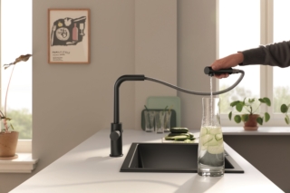 Il sistema di filtrazione GROHE Blue Pure è composto dal rubinetto Blue Pure 2 in1 e dal filtro GROHE Blue Pure per erogare acqua corrente miscelata e acqua filtrata naturale a temperatura ambiente. Ha doccetta estraibile ed è disponibile in svariate varianti (bocca L con o senza doccetta estraibile, bocca C e bocca U) e in finiture cromo, satinata o Matt Black (nero ultra opaco). È alto 36,7 cm. Prezzo 1.698,85 euro. www.grohe.it Il sistema di filtrazione GROHE Blue Pure è composto dal rubinetto Blue Pure 2 in1 e dal filtro GROHE Blue Pure per erogare acqua corrente miscelata e acqua filtrata naturale a temperatura ambiente. Ha doccetta estraibile ed è disponibile in svariate varianti (bocca L con o senza doccetta estraibile, bocca C e bocca U) e in finiture cromo, satinata o Matt Black (nero ultra opaco). È alto 36,7 cm. Prezzo 1.698,85 euro. www.grohe.it