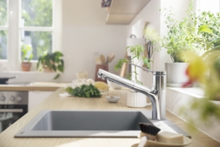 È caratterizzato da una maniglia sottile e da un corpo girevole di 150 gradi il miscelatore per lavello Zesis di Hansgrohe dal design snello e minimalista. Anche nella versione con bocca estraibile il miscelatore occupa poco spazio e integra un flessibile con un raggio d’azione di 50 cm sul lavello, in più offre due getti (laminare e doccia). È realizzato in ottone e poi sottoposto a cromatura, per una maggiore lucentezza e durevolezza della finitura. Prezzo nella versione cromo della versione 150 con doccetta estraibile e 2 jet 233,80 euro. www.hansgrohe.it È caratterizzato da una maniglia sottile e da un corpo girevole di 150 gradi il miscelatore per lavello Zesis di Hansgrohe dal design snello e minimalista. Anche nella versione con bocca estraibile il miscelatore occupa poco spazio e integra un flessibile con un raggio d’azione di 50 cm sul lavello, in più offre due getti (laminare e doccia). È realizzato in ottone e poi sottoposto a cromatura, per una maggiore lucentezza e durevolezza della finitura. Prezzo nella versione cromo della versione 150 con doccetta estraibile e 2 jet 233,80 euro. www.hansgrohe.it