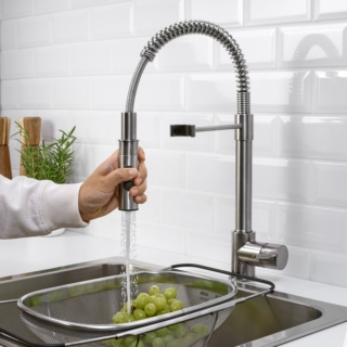 È estraibile la doccetta del miscelatore per lavello cucina Vimmern di Ikea finitura acciaio inox. È alto 47 cm. Prezzo 199 euro. www.ikea.com È estraibile la doccetta del miscelatore per lavello cucina Vimmern di Ikea finitura acciaio inox. È alto 47 cm. Prezzo 199 euro. www.ikea.com