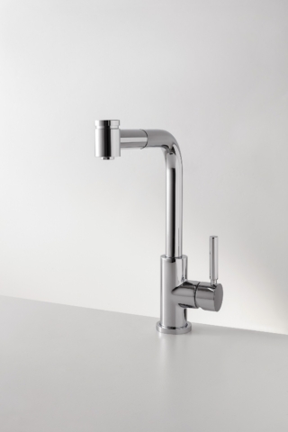 Ha collo girevole e doccetta estraibile il miscelatore monocomando per lavello cucina Da-Da di Zazzeri in ottone con comando a leva. È alto 34,3 cm. Prezzo, Iva esclusa, 446 euro. www.zazzeri.it Ha collo girevole e doccetta estraibile il miscelatore monocomando per lavello cucina Da-Da di Zazzeri in ottone con comando a leva. È alto 34,3 cm. Prezzo, Iva esclusa, 446 euro. www.zazzeri.it