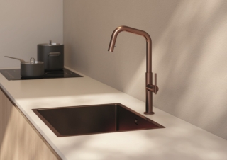 Il miscelatore monocomando per lavello cucina Traverso TR86040 di Guglielmi ha bocca girevole e doccetta estraibile con aggancio agevolato. È alto 40 cm. Prezzo del modello con finitura rame spazzolato 768 euro. www.guglielmi.com Il miscelatore monocomando per lavello cucina Traverso TR86040 di Guglielmi ha bocca girevole e doccetta estraibile con aggancio agevolato. È alto 40 cm. Prezzo del modello con finitura rame spazzolato 768 euro. www.guglielmi.com
