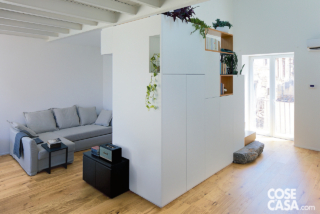 mobile bianco multifunzione in soggiorno