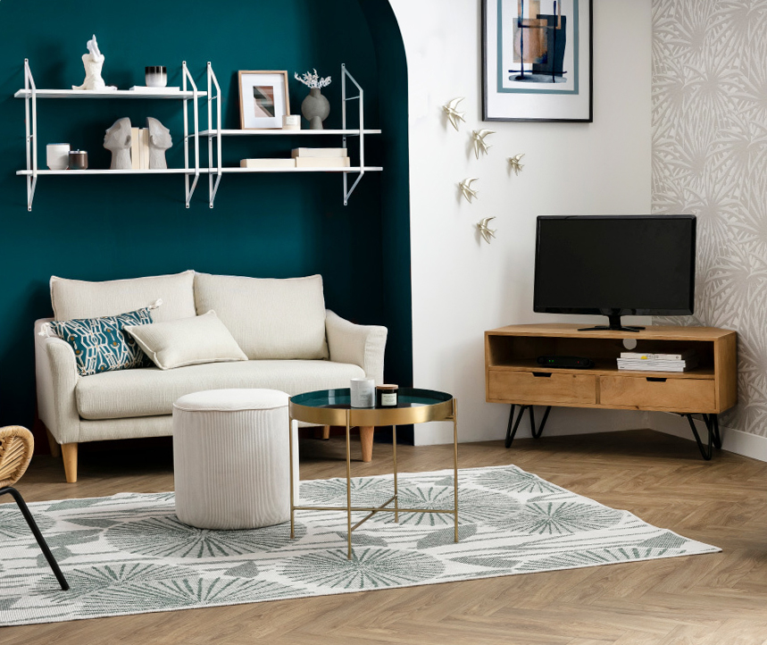 Il mobile TV angolare Vibes di Miliboo ha la struttura in legno massello di mango con una raffinata colorazione naturale e i sottili sostegni in metallo nero; è dotato di due comodi cassetti e di un vano a giorno. La sua forma compatta permette di sistemarlo in un angolo del soggiorno ottimizzando al meglio lo spazio. Misura L 100-70 x P 45 x H 50 cm. Prezzo 395,99 euro. www.miliboo.it Il mobile TV angolare Vibes di Miliboo ha la struttura in legno massello di mango con una raffinata colorazione naturale e i sottili sostegni in metallo nero; è dotato di due comodi cassetti e di un vano a giorno. La sua forma compatta permette di sistemarlo in un angolo del soggiorno ottimizzando al meglio lo spazio. Misura L 100-70 x P 45 x H 50 cm. Prezzo 395,99 euro. www.miliboo.it