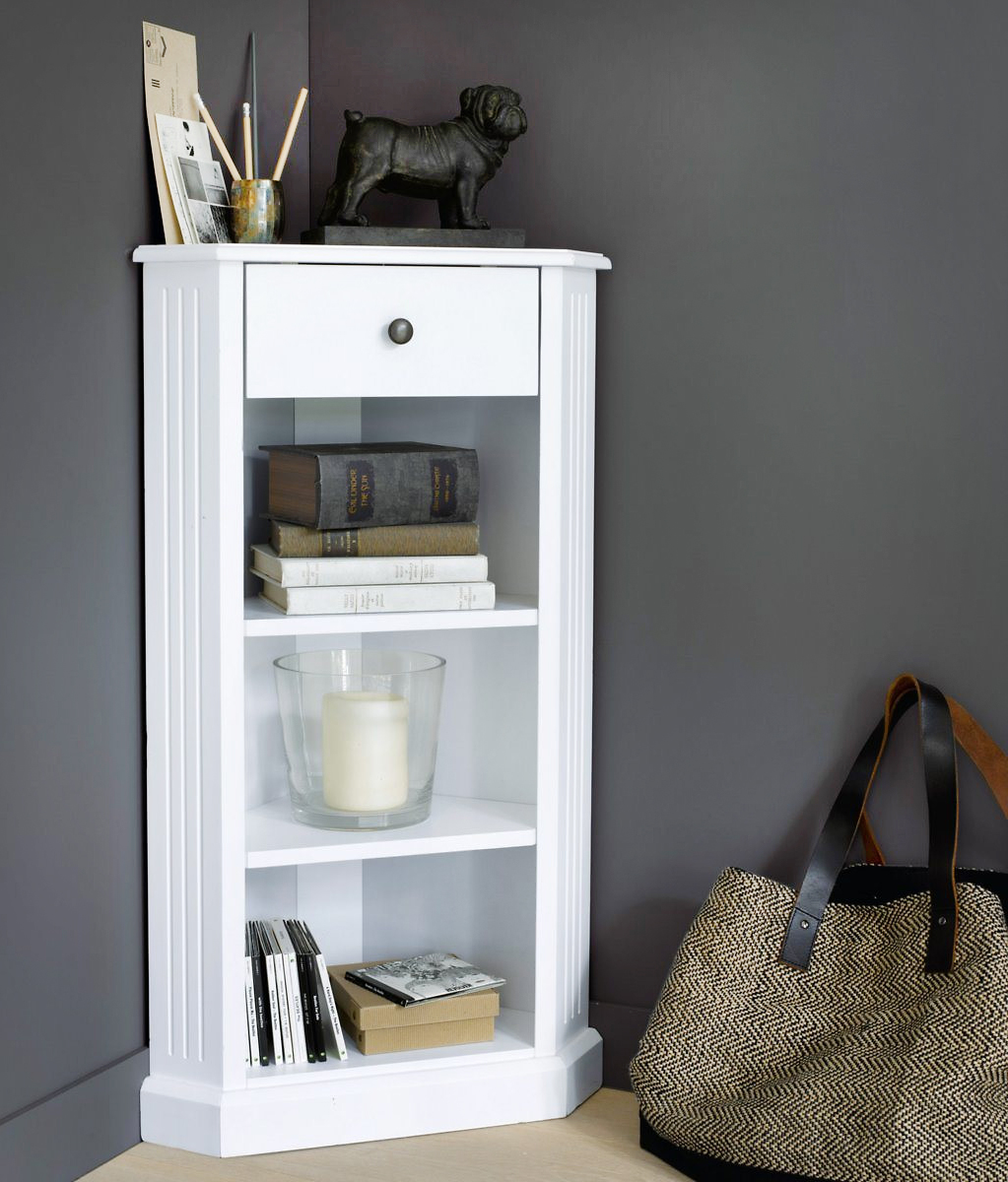 Permette di arredare un angolo del soggiorno oppure un mini ingresso il mobiletto Authentic Style di La Redoute Interieurs: ha una linea piacevolmente retrò ed è realizzato in pino massello e MDF, con vernice bianca satinata e finitura con vernice nitrocellulosa. Le tre nicchie e il cassetto sotto il top permettono di riporre libri e oggetti. Misura L 54,8 x P 32 x H 98 cm. Prezzo 124 euro. www.laredoute.it Permette di arredare un angolo del soggiorno oppure un mini ingresso il mobiletto Authentic Style di La Redoute Interieurs: ha una linea piacevolmente retrò ed è realizzato in pino massello e MDF, con vernice bianca satinata e finitura con vernice nitrocellulosa. Le tre nicchie e il cassetto sotto il top permettono di riporre libri e oggetti. Misura L 54,8 x P 32 x H 98 cm. Prezzo 124 euro. www.laredoute.it