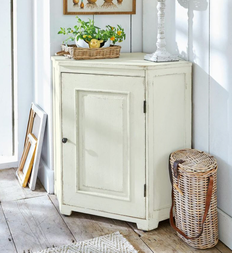 Fascino vintage per il mobiletto ad angolo Yurielka di Loberon che è caratterizzato da un'anta modanata e da una superficie con finitura anticata bianco antico. È realizzato in legno di pino. Misura L 71 x P 55 x H 70 cm. Prezzo 228 euro. www.loberon.it Fascino vintage per il mobiletto ad angolo Yurielka di Loberon che è caratterizzato da un'anta modanata e da una superficie con finitura anticata bianco antico. È realizzato in legno di pino. Misura L 71 x P 55 x H 70 cm. Prezzo 228 euro. www.loberon.it