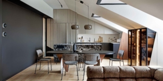 Mansarda chic, con un elegante uso architettonico del nero