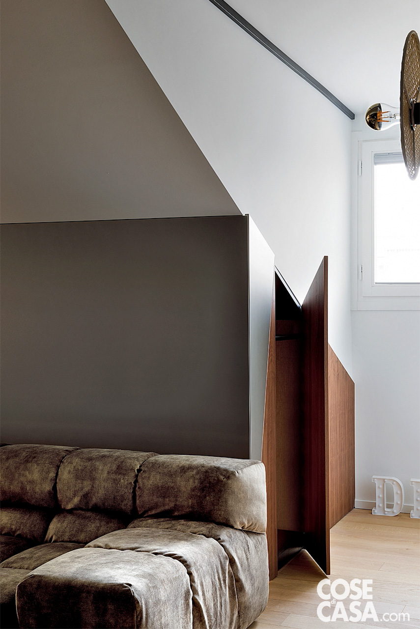 parete grigia dietro al divano