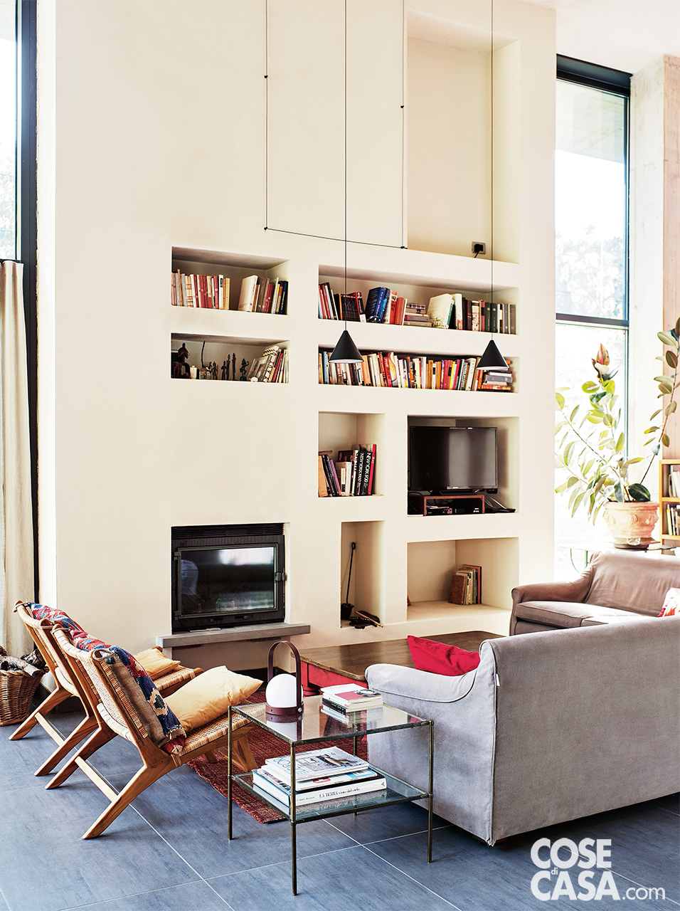 Area relax davanti al camino inserito in una struttura a nicchie Area relax davanti al camino inserito in una struttura a nicchie