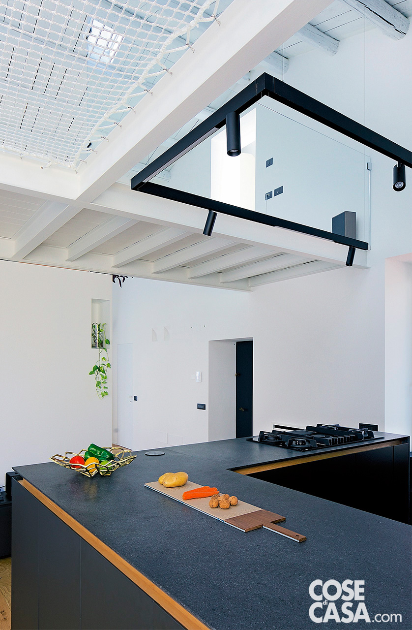 piano cucina nero ad angolo