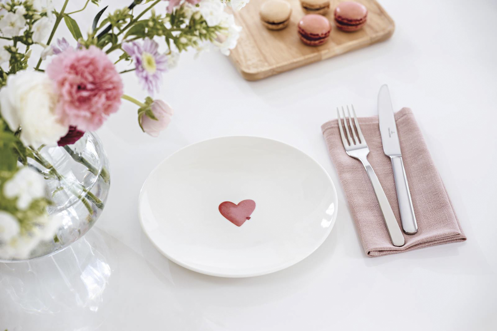 La mattina di San Valentino potrebbe iniziare con una romantica colazione apparecchiata con il piattino With Love di Villeroy & Boch. In Premium Porcelain, ha decoro dipinto a mano in delicata tonalità acquerello. Prezzo 12,90 euro. www.villeroy-boch.it La mattina di San Valentino potrebbe iniziare con una romantica colazione apparecchiata con il piattino With Love di Villeroy & Boch. In Premium Porcelain, ha decoro dipinto a mano in delicata tonalità acquerello. Prezzo 12,90 euro. www.villeroy-boch.it