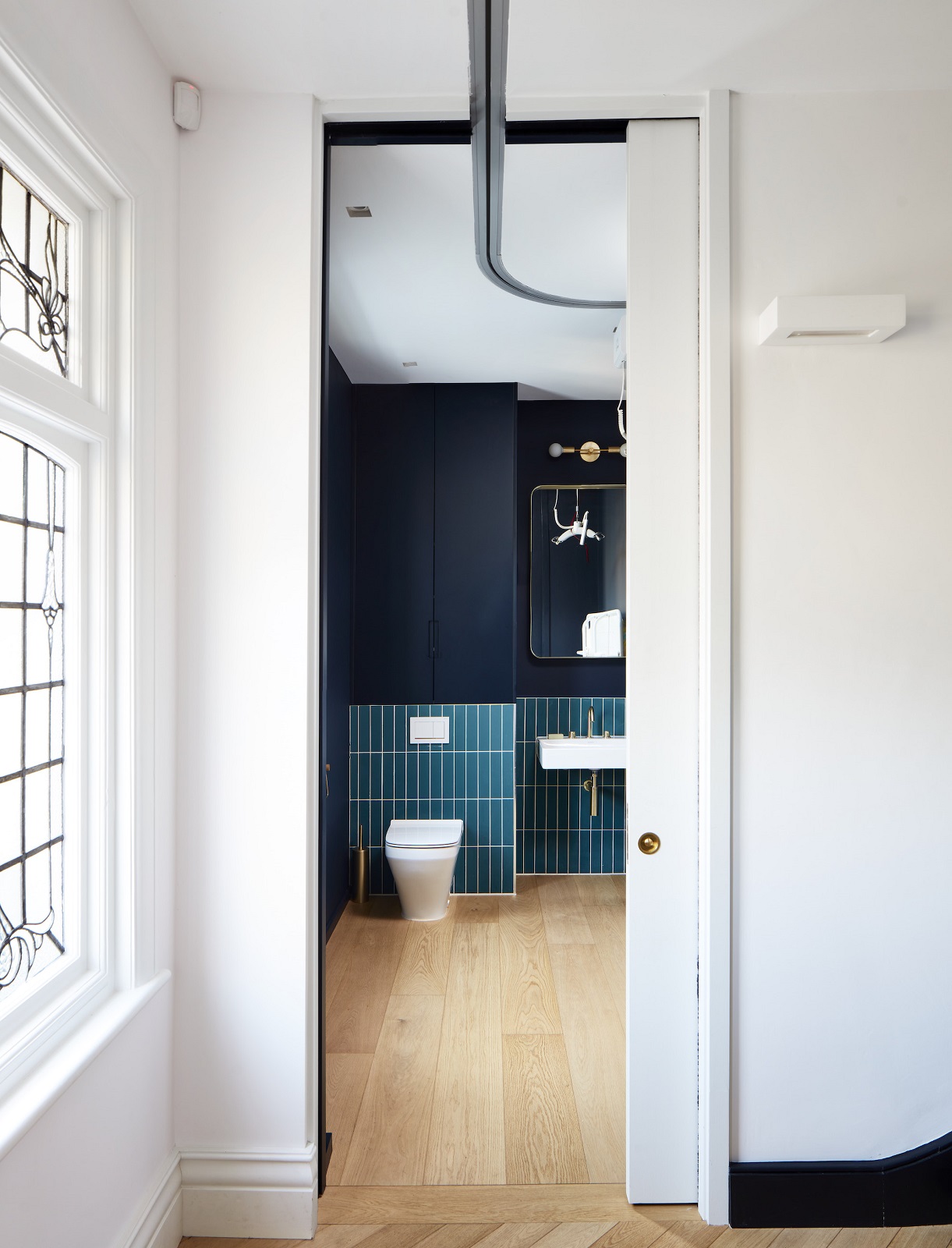 La porta scorrevole ECLISSE Hoist di Eclisse permette di annullare le barriere architettoniche. Può essere collocata in concomitanza con dispositivi di sollevamento a binario motorizzati per la movimentazione e la cura della persona. La speciale conformazione del binario e della traversa non interferisce col passaggio del sollevatore, permettendo al tempo stesso la chiusura della porta. La luce di passaggio parte da una larghezza minima di 90 cm (considerando che il pannello porta sporge di 10 cm per permettere l’applicazione del maniglione, la luce netta è di 80 cm). La portata massima pannello porta è di 60 kg. Si tratta di realizzazioni su progetto. Prezzo su richiesta. Foto: Matt Clayton Photography. www.eclisse.it La porta scorrevole ECLISSE Hoist di Eclisse permette di annullare le barriere architettoniche. Può essere collocata in concomitanza con dispositivi di sollevamento a binario motorizzati per la movimentazione e la cura della persona. La speciale conformazione del binario e della traversa non interferisce col passaggio del sollevatore, permettendo al tempo stesso la chiusura della porta. La luce di passaggio parte da una larghezza minima di 90 cm (considerando che il pannello porta sporge di 10 cm per permettere l’applicazione del maniglione, la luce netta è di 80 cm). La portata massima pannello porta è di 60 kg. Si tratta di realizzazioni su progetto. Prezzo su richiesta. Foto: Matt Clayton Photography. www.eclisse.it