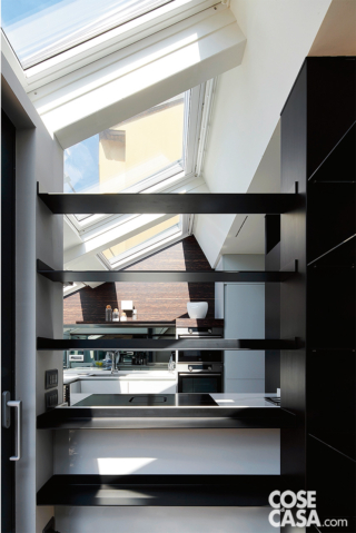 Elemento divisorio che scherma la cucina e nasconde il pilastro Elemento divisorio che scherma la cucina e nasconde il pilastro