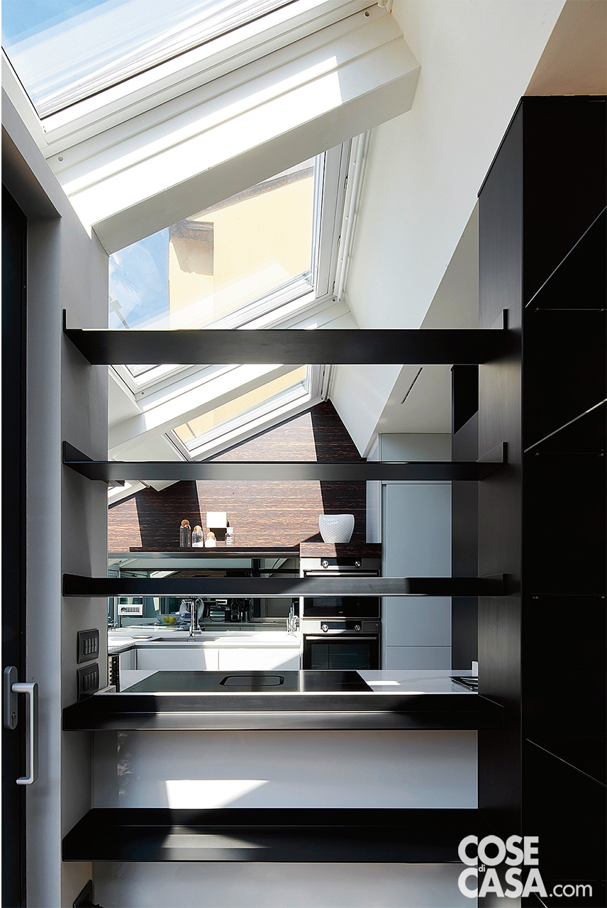 Elemento divisorio che scherma la cucina e nasconde il pilastro Elemento divisorio che scherma la cucina e nasconde il pilastro