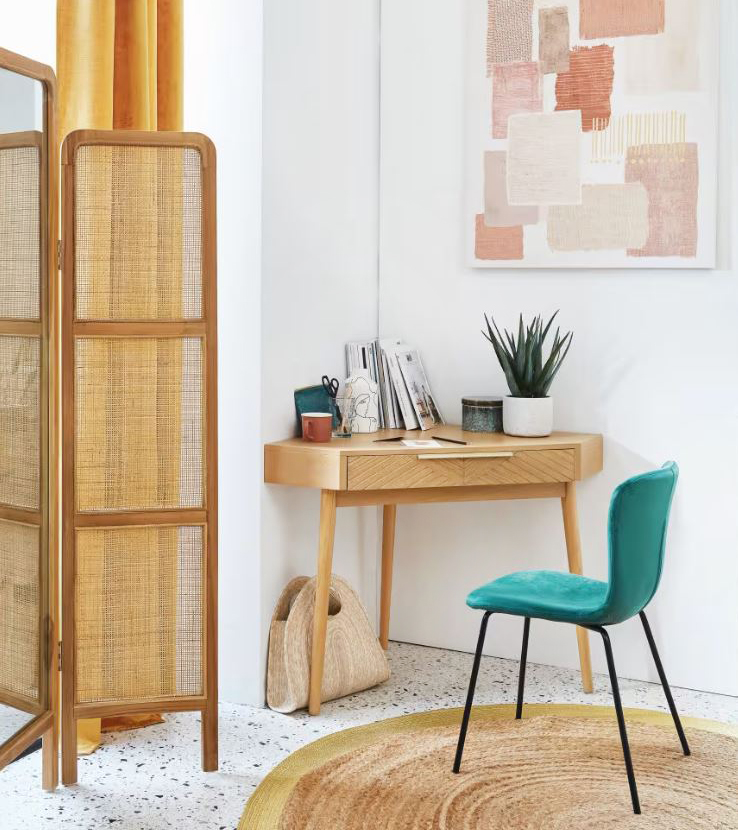 Permette di organizzare un mini studio anche in un angolo del living la scrivania angolare Axelle di Maisons du Monde che è impiallacciata in frassino con una raffinata e calda colorazione; le gambe sono realizzate in legno massiccio e ha un grande cassetto sotto il piano. Le maniglie sono in metallo color ottone. Misura L 80 x P 80 x H 79 cm. Prezzo 249 euro. www.maisonsdumonde.com Permette di organizzare un mini studio anche in un angolo del living la scrivania angolare Axelle di Maisons du Monde che è impiallacciata in frassino con una raffinata e calda colorazione; le gambe sono realizzate in legno massiccio e ha un grande cassetto sotto il piano. Le maniglie sono in metallo color ottone. Misura L 80 x P 80 x H 79 cm. Prezzo 249 euro. www.maisonsdumonde.com