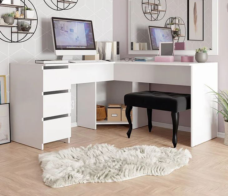 Può essere usata per dare vita ad un angolo studio e ad uno toeletta in camera da letto la scrivania angolare Chantal in vendita su Garnero Arredamenti. Ha la struttura in melaminico bianco; sono presenti tre cassetti scorrevoli e un grande vano inferiore al centro. Misura L 142 x P 142 x H 74 cm.  Prezzo 375 euro. www.garneroarredamenti.com Può essere usata per dare vita ad un angolo studio e ad uno toeletta in camera da letto la scrivania angolare Chantal in vendita su Garnero Arredamenti. Ha la struttura in melaminico bianco; sono presenti tre cassetti scorrevoli e un grande vano inferiore al centro. Misura L 142 x P 142 x H 74 cm.  Prezzo 375 euro. www.garneroarredamenti.com