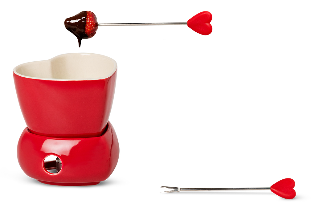 Ideale per sciogliere il cioccolato e intingere gli snack preferiti, il set per fonduta di cioccolato di Flying Tiger Copenhagen è completo di due forchette. La ciotola in ceramica può essere messa in lavastoviglie per una facile pulizia, mentre il supporto e le forchette devono essere lavati a mano. Prezzo 10 euro. www.flyingtiger.com/it Ideale per sciogliere il cioccolato e intingere gli snack preferiti, il set per fonduta di cioccolato di Flying Tiger Copenhagen è completo di due forchette. La ciotola in ceramica può essere messa in lavastoviglie per una facile pulizia, mentre il supporto e le forchette devono essere lavati a mano. Prezzo 10 euro. www.flyingtiger.com/it