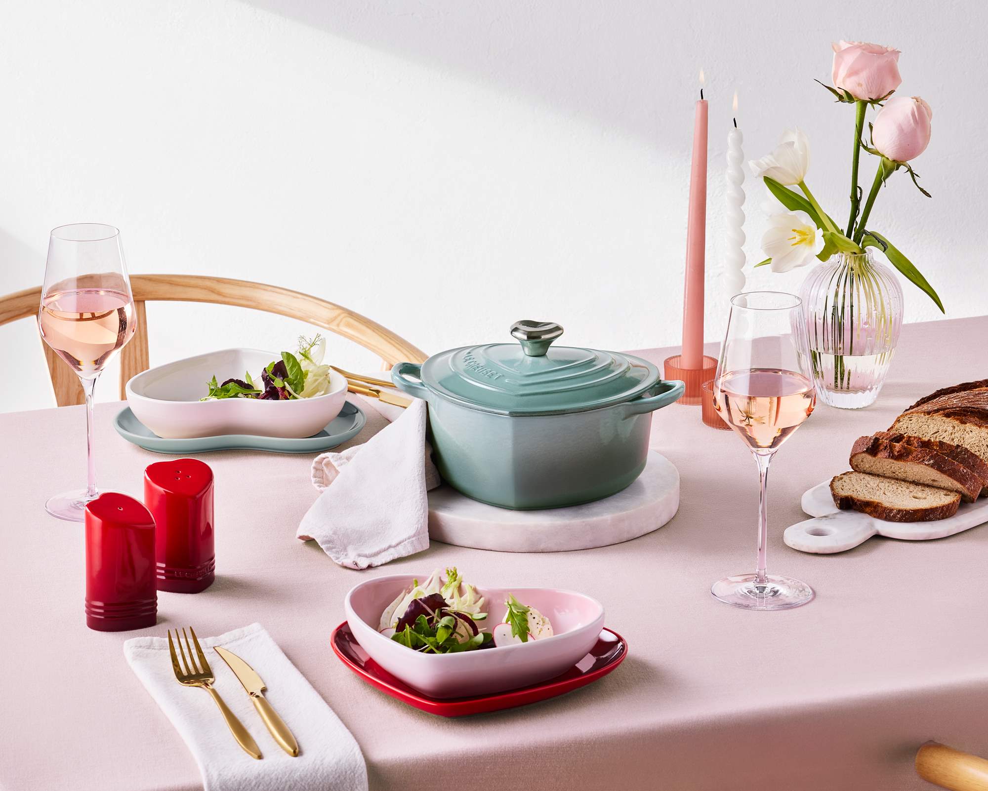 La cocotte a forma a cuore di Le Creuset è in ghisa vetrificata che si scalda in modo uniforme per ottenere sapori appetitosi e mantenere i cibi più caldi per più tempo, anche quando vengono portati in tavola. Persino il pomello è a forma di cuore. Prezzo 239 euro. È abbinata a vassoio (prezzo 63 euro) e ciotola (prezzo 75 euro) a forma di cuore in gres vetrificato. www.lecreuset.it La cocotte a forma a cuore di Le Creuset è in ghisa vetrificata che si scalda in modo uniforme per ottenere sapori appetitosi e mantenere i cibi più caldi per più tempo, anche quando vengono portati in tavola. Persino il pomello è a forma di cuore. Prezzo 239 euro. È abbinata a vassoio (prezzo 63 euro) e ciotola (prezzo 75 euro) a forma di cuore in gres vetrificato. www.lecreuset.it