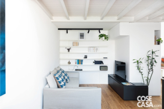 soggiorno bianco con travi a soffitto soggiorno bianco con travi a soffitto