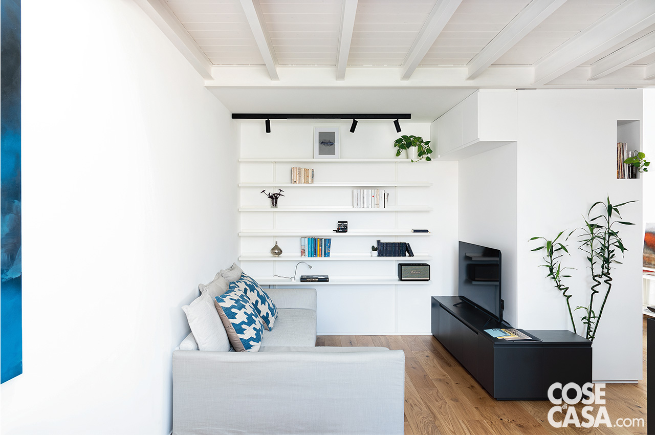 soggiorno bianco con travi a soffitto