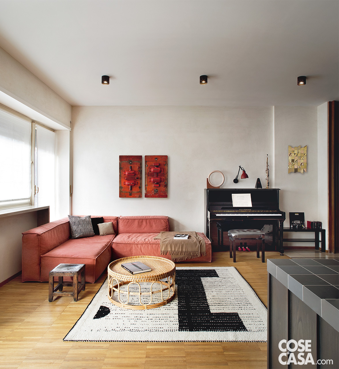 soggiorno con divano color salmone