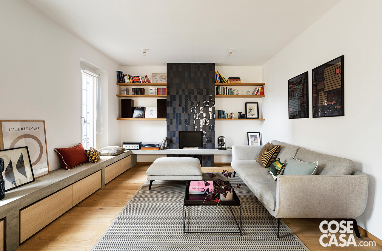 soggiorno con divano grigio