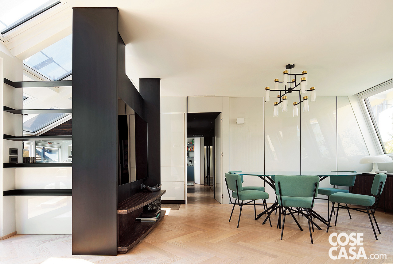 Soluzione su misura per nascondere il pilastro, schermare la cucina e appendere la tv Soluzione su misura per nascondere il pilastro, schermare la cucina e appendere la tv