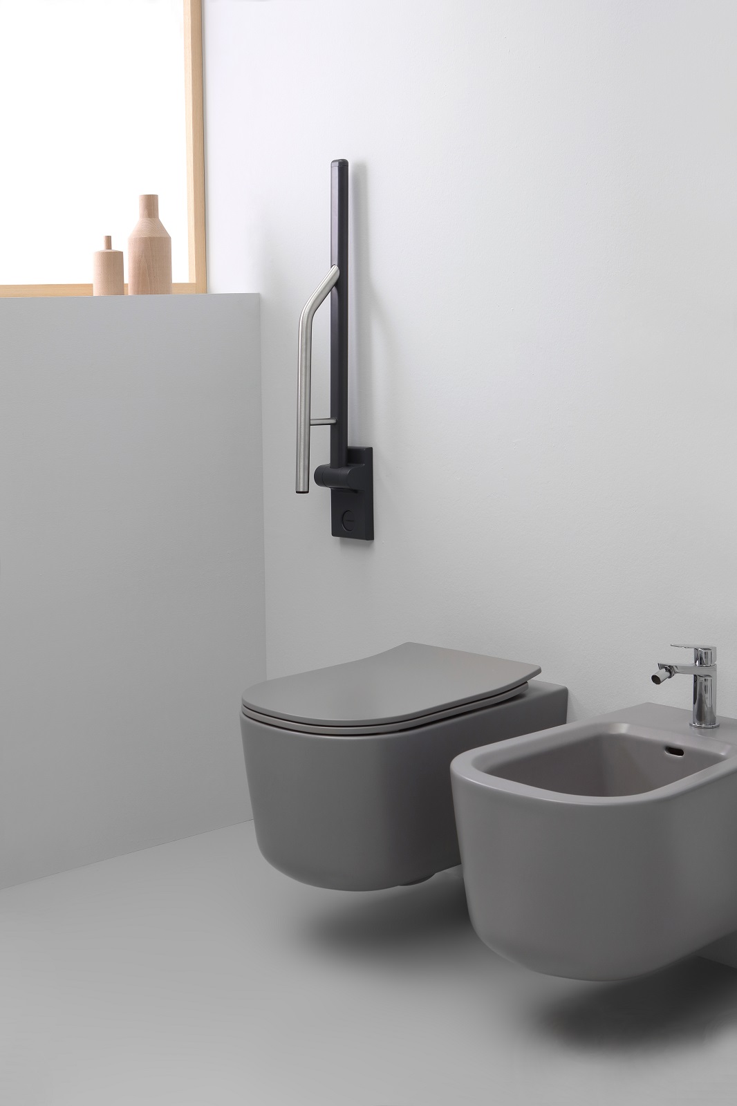 Il sostegno ribaltabile e rimovibile della serie OMNIA di Ponte Giulio ha corpo in tubolare di acciaio AISI 3041 con spessore di 1,5 mm. È munito di un sistema piastra in alluminio. Prezzo, Iva esclusa, nella misura L 60 x P 10,9 x H 19,4 cm, 420 euro. www.pontegiulio.com Il sostegno ribaltabile e rimovibile della serie OMNIA di Ponte Giulio ha corpo in tubolare di acciaio AISI 3041 con spessore di 1,5 mm. È munito di un sistema piastra in alluminio. Prezzo, Iva esclusa, nella misura L 60 x P 10,9 x H 19,4 cm, 420 euro. www.pontegiulio.com