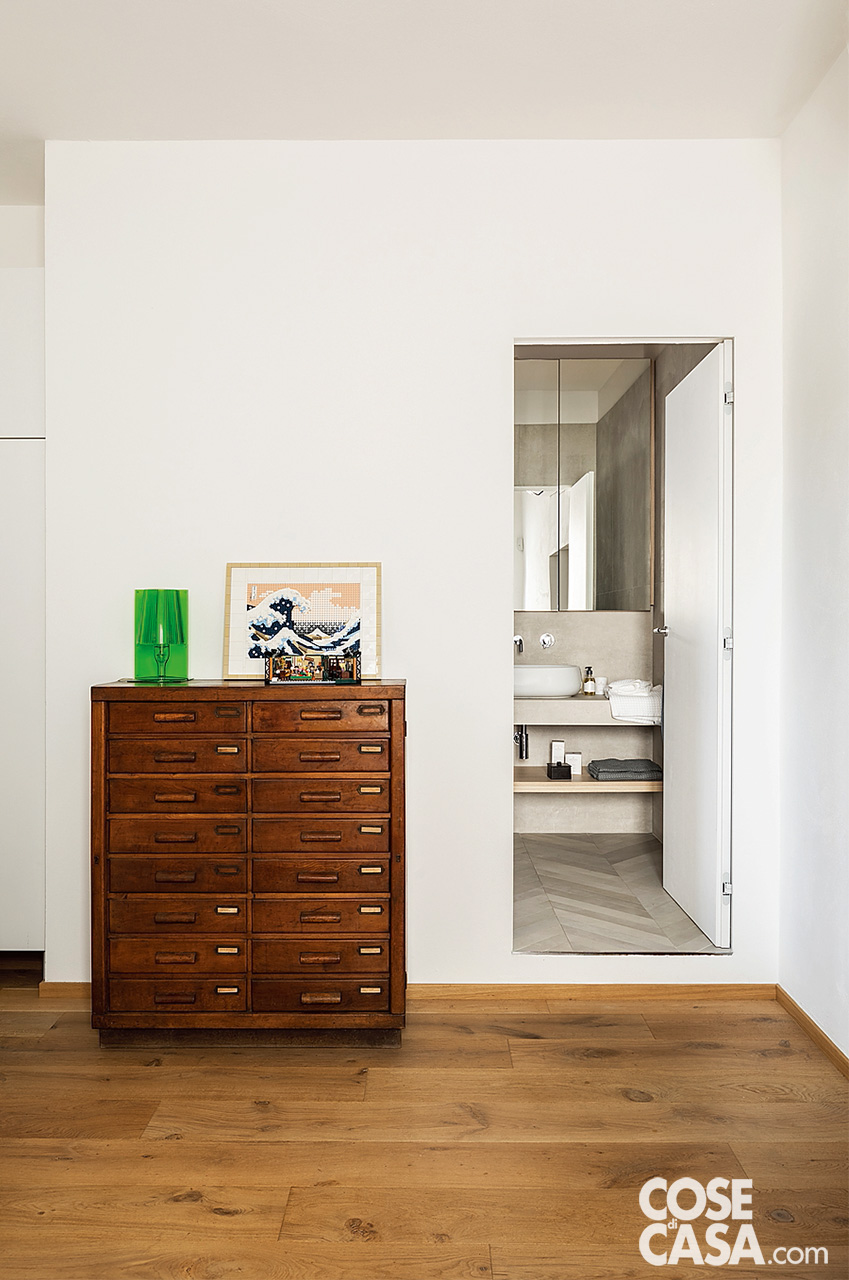 studio con mobile vintage e ingresso nel bagno