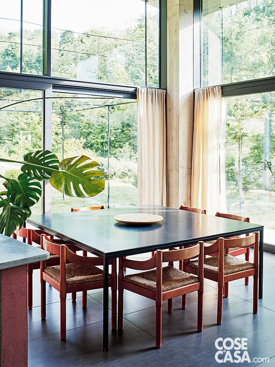 Zona pranzo posizionata in prossimità delle ampie vetrate con vista sull'esterno Zona pranzo posizionata in prossimità delle ampie vetrate con vista sull'esterno