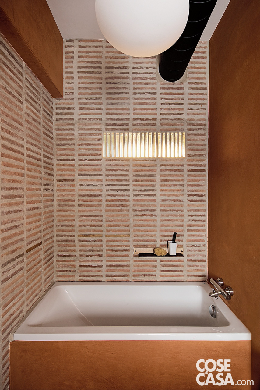 vasca da bagno piccola con parete a mattoncini salmone