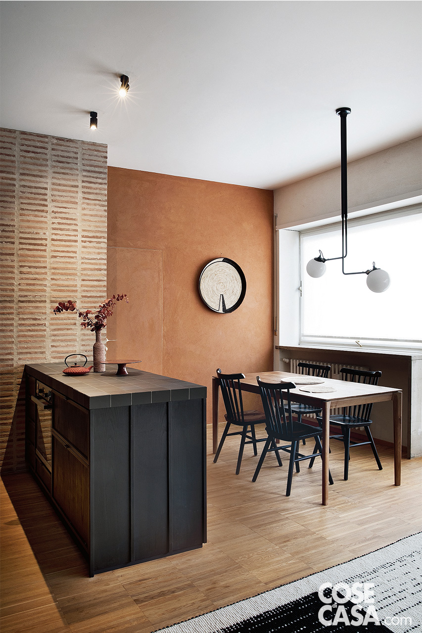 zona pranzo con isola cucina nera