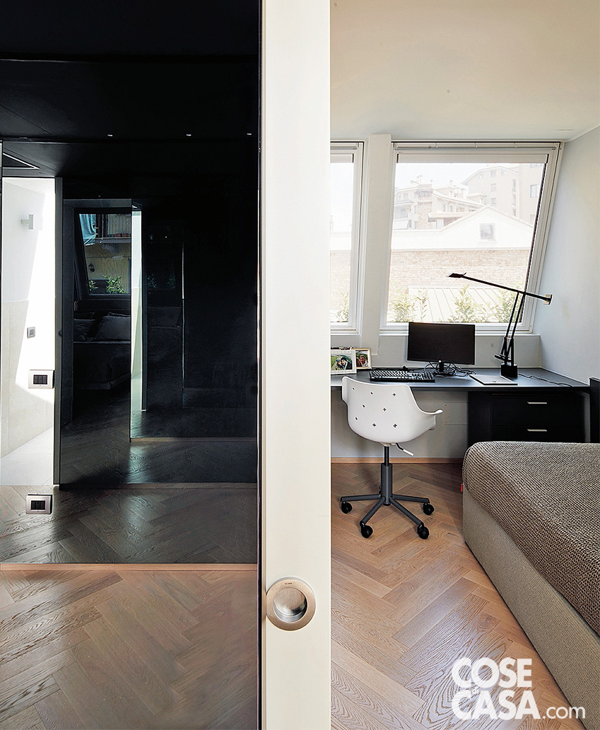 Studio con piano di lavoro sotto le finestre da tetto Studio con piano di lavoro sotto le finestre da tetto