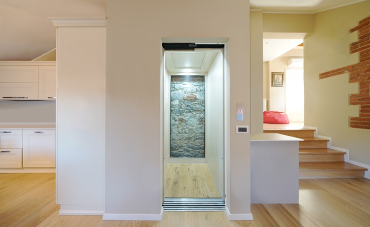 Armonico Elettrico di KONE Motus è un mini ascensore dai consumi ridotti e che rispetta l'ambiente poiché non utilizza olio. Il display smart permette di monitorare in tempo reale il livello di carica delle batterie e l’energia generata durante l’utilizzo. Disponibile sia da interno che da esterno, ha un design contemporaneo e personalizzabile. Anche in caso di mancanza di corrente prolungata è possibile effettuare fino a 30 corse. Tutti i componenti principali si trovano nel vano corsa. Si può optare fra tre diverse tipologie di porte per la cabina: senza porte, con porte automatiche a soffietto o con porte automatiche scorrevoli orizzontalmente e due varianti per le porte di piano: scorrevoli in orizzontale o a battente. www.konemotus.it Armonico Elettrico di KONE Motus è un mini ascensore dai consumi ridotti e che rispetta l'ambiente poiché non utilizza olio. Il display smart permette di monitorare in tempo reale il livello di carica delle batterie e l’energia generata durante l’utilizzo. Disponibile sia da interno che da esterno, ha un design contemporaneo e personalizzabile. Anche in caso di mancanza di corrente prolungata è possibile effettuare fino a 30 corse. Tutti i componenti principali si trovano nel vano corsa. Si può optare fra tre diverse tipologie di porte per la cabina: senza porte, con porte automatiche a soffietto o con porte automatiche scorrevoli orizzontalmente e due varianti per le porte di piano: scorrevoli in orizzontale o a battente. www.konemotus.it