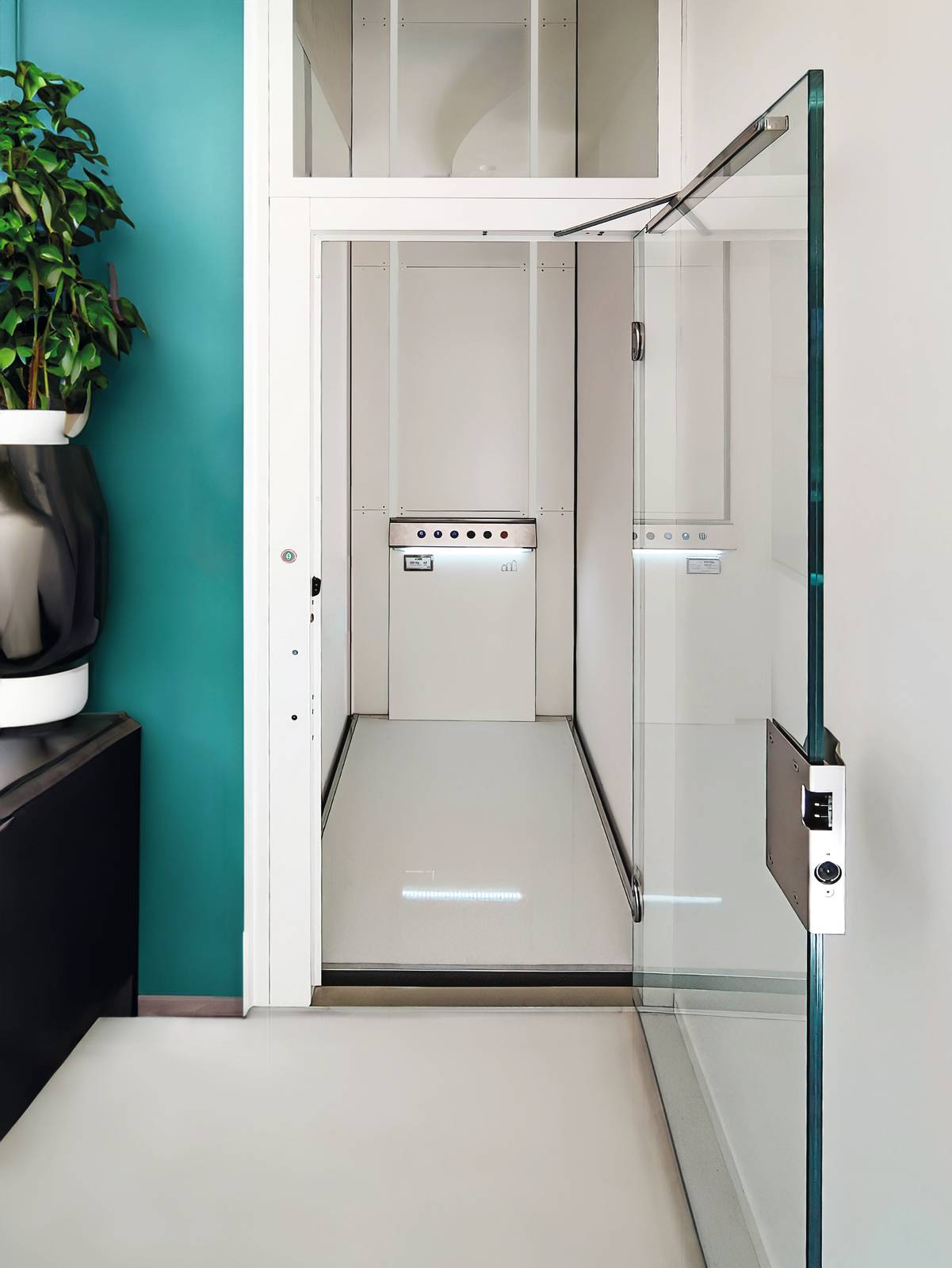 Mini ascensore Dinamico Elettrico di Kone Motus per facilitare la mobilità quotidiana di tutti, non solo anziani, persone con disabilità temporanee o permanenti, genitori con bambini. Non necessita di un locale centralina poiché il gruppo di trazione è integrato nella struttura. Non necessita di spazi aggiuntivi perché non ha una cabina ma una pedana che viene inserita in un vano di contenimento, che può essere realizzato in muratura o in struttura metallica. Le dimensioni dell’impianto sono personalizzabili in base allo spazio disponibile. Il numero di fermate è stabilito in fase di progettazione e può coprire anche i piani ammezzati. www.konemotus.it Mini ascensore Dinamico Elettrico di Kone Motus per facilitare la mobilità quotidiana di tutti, non solo anziani, persone con disabilità temporanee o permanenti, genitori con bambini. Non necessita di un locale centralina poiché il gruppo di trazione è integrato nella struttura. Non necessita di spazi aggiuntivi perché non ha una cabina ma una pedana che viene inserita in un vano di contenimento, che può essere realizzato in muratura o in struttura metallica. Le dimensioni dell’impianto sono personalizzabili in base allo spazio disponibile. Il numero di fermate è stabilito in fase di progettazione e può coprire anche i piani ammezzati. www.konemotus.it