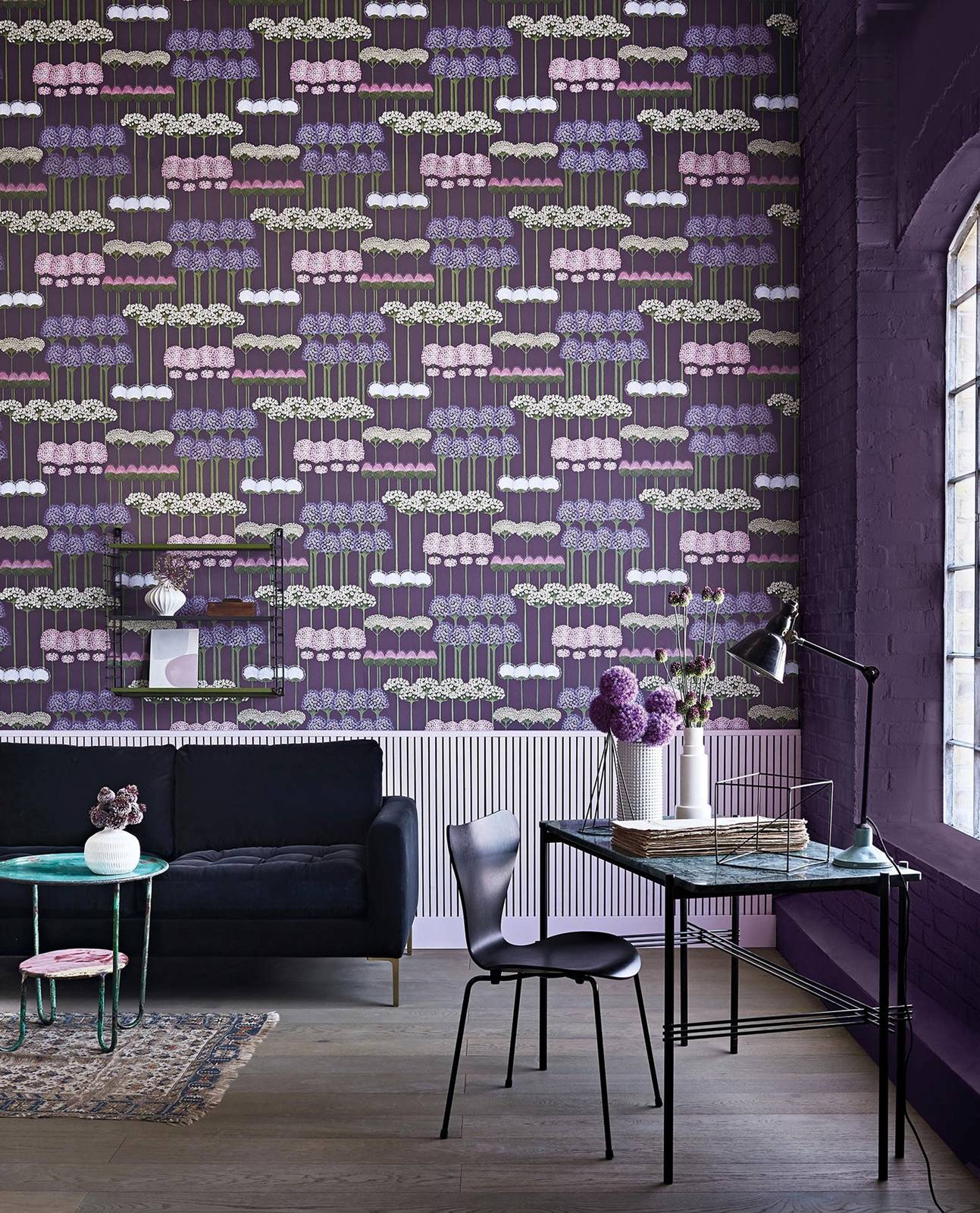 La carta da parati Allium di Cole & Son in vendita da B&B Distribuzione reinterpreta in chiave contemporanea il tradizionale motivo botanico, una ripetizione di sfere di fiori di aglio con i loro lunghi steli senza foglie che creano una striscia floreale unica. Un’esplosione di colori e texture diverse dai toni stagionali di Mulberry estivo, al Blush e Lillac su fondo bianco, Coral e Leaf Green su carbone infine Mulberry e Heather su fondo viola. Il supporto è in TNT e il rollo misura L 10 x 0,52 m. prezzo 227 euro a rollo. www.bbdistribuzione.it La carta da parati Allium di Cole & Son in vendita da B&B Distribuzione reinterpreta in chiave contemporanea il tradizionale motivo botanico, una ripetizione di sfere di fiori di aglio con i loro lunghi steli senza foglie che creano una striscia floreale unica. Un’esplosione di colori e texture diverse dai toni stagionali di Mulberry estivo, al Blush e Lillac su fondo bianco, Coral e Leaf Green su carbone infine Mulberry e Heather su fondo viola. Il supporto è in TNT e il rollo misura L 10 x 0,52 m. prezzo 227 euro a rollo. www.bbdistribuzione.it