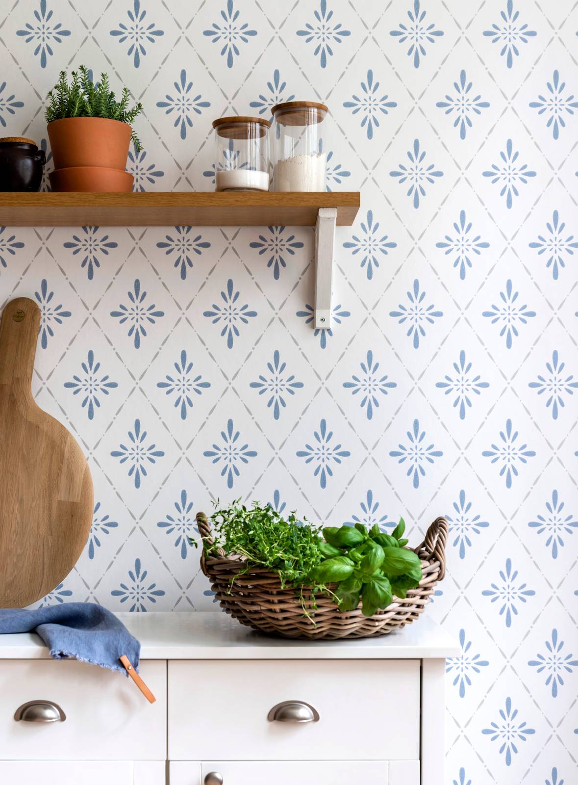 E’ in stile country la carta da parati Bavero Blu Brillante di Carta da parati degli anni ’70, romanticamente nostalgica è decorata con fiori stilizzati in una combinazione di colori brillanti, il bianco e il blu sono disposti in una griglia a forma di diamante. Riporta alla memoria la cucina delle nonne con un delizioso aroma di torta di mele. Realizzata in TNT il rotolo misura L 10,05 x 0,53 m. prezzo 79,90/rotolo. www.cartadapartideglianni70.com E’ in stile country la carta da parati Bavero Blu Brillante di Carta da parati degli anni ’70, romanticamente nostalgica è decorata con fiori stilizzati in una combinazione di colori brillanti, il bianco e il blu sono disposti in una griglia a forma di diamante. Riporta alla memoria la cucina delle nonne con un delizioso aroma di torta di mele. Realizzata in TNT il rotolo misura L 10,05 x 0,53 m. prezzo 79,90/rotolo. www.cartadapartideglianni70.com
