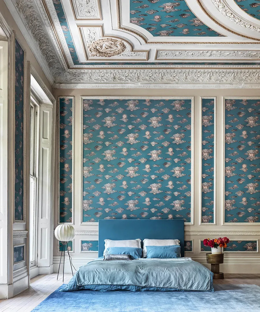 La carta da parati Soli e Nuvole di Cole & Son, in vendita da B&B Distribuzione, è ispirata al Sole di Capri, una raffinata fusione di soli personificati e architetture stilizzate, elementi peculiari del genio creativo di Fornasetti. L’idea di unire un sole e nuvole personificate fece la sua prima apparizione in uno schizzo di un foulard disegnato nel lontano 1950, riproposta oggi conferisce un tocco unico di originalità agli interni. Il rollo con supporto TNT misura L 10 x 0,52 metri. Prezzo 314 euro a rollo. www.bbdistribuzione.it La carta da parati Soli e Nuvole di Cole & Son, in vendita da B&B Distribuzione, è ispirata al Sole di Capri, una raffinata fusione di soli personificati e architetture stilizzate, elementi peculiari del genio creativo di Fornasetti. L’idea di unire un sole e nuvole personificate fece la sua prima apparizione in uno schizzo di un foulard disegnato nel lontano 1950, riproposta oggi conferisce un tocco unico di originalità agli interni. Il rollo con supporto TNT misura L 10 x 0,52 metri. Prezzo 314 euro a rollo. www.bbdistribuzione.it