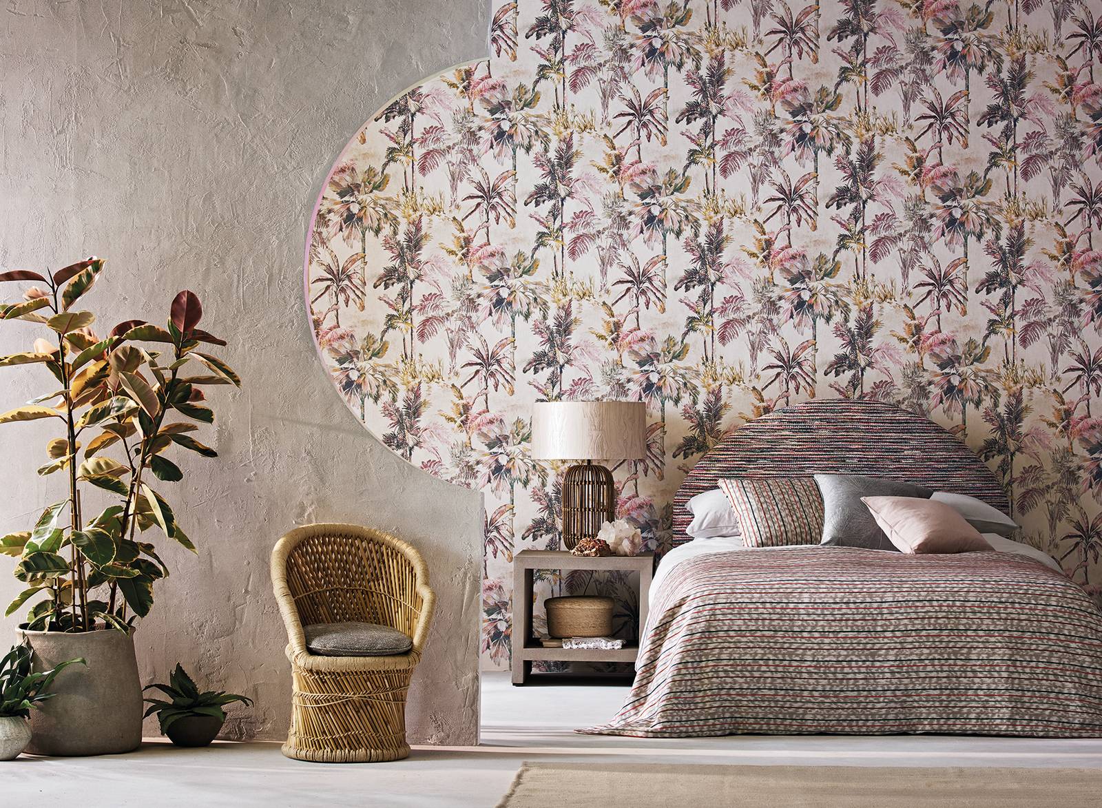 Fa parte della collezione Jaipura Wallcoverings di Romo nella variante di colore Flamingo la carta da parati con scene esotiche di alberi di palme con un rigoglioso fogliame che la rendono splendidamente decorativa. Porta la vitalità dei tropici direttamente in camera da letto, è disponibile in 6 colorazioni diverse e intense con un sorprendente mix di finiture che rendono unica questa collezione. Il rotolo misura L 10,05 x 0,68 metri. Prezzo 188,50 euro a rotolo. www.romo.com Fa parte della collezione Jaipura Wallcoverings di Romo nella variante di colore Flamingo la carta da parati con scene esotiche di alberi di palme con un rigoglioso fogliame che la rendono splendidamente decorativa. Porta la vitalità dei tropici direttamente in camera da letto, è disponibile in 6 colorazioni diverse e intense con un sorprendente mix di finiture che rendono unica questa collezione. Il rotolo misura L 10,05 x 0,68 metri. Prezzo 188,50 euro a rotolo. www.romo.com