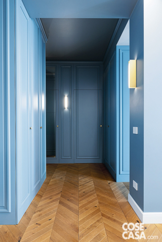 Un ingresso giocato su una palette di gradazioni di blu, dove prevale l’azzurro carta da zucchero, in netto contrasto con il legno chiaro del rivestimento a spina di pesce – Foto: Cristina Galliena Bohman. Styling: Laura Mauceri. Progetto: arch. Elisa Evaso e arch. Luca Guglieri, Monostudio Associati. Clicca qui per vedere tutta la casa. Un ingresso giocato su una palette di gradazioni di blu, dove prevale l’azzurro carta da zucchero, in netto contrasto con il legno chiaro del rivestimento a spina di pesce – Foto: Cristina Galliena Bohman. Styling: Laura Mauceri. Progetto: arch. Elisa Evaso e arch. Luca Guglieri, Monostudio Associati. Clicca qui per vedere tutta la casa.