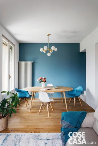 Una piccola zona pranzo dai colori neutri e naturali intensificata da una parete carta da zucchero, che assume un aspetto molto brillante grazie alla luce naturale, in palette con le sedute e i tessili – Foto: Studio Roy. Styling: Lidia Elisa Covello. Progetto: Studio Eutropia. Clicca qui per vedere tutta la casa. Una piccola zona pranzo dai colori neutri e naturali intensificata da una parete carta da zucchero, che assume un aspetto molto brillante grazie alla luce naturale, in palette con le sedute e i tessili – Foto: Studio Roy. Styling: Lidia Elisa Covello. Progetto: Studio Eutropia. Clicca qui per vedere tutta la casa.