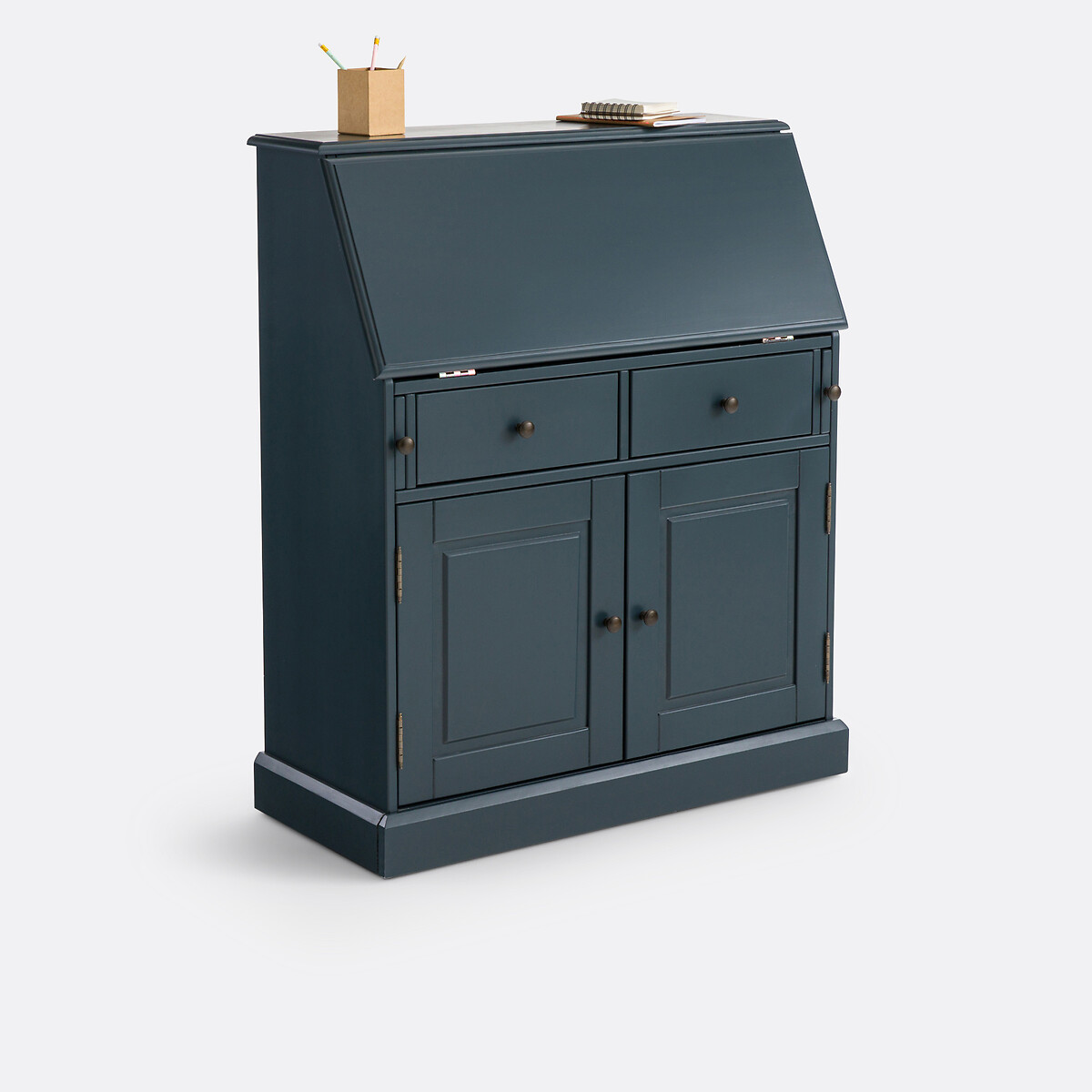 Scrivania old style con piano ribaltabile e cassetti nascosti, in pino massello e vernice color antracite, per aggiungere un elemento vintage in una sfumatura contemporanea. Modello Betta in antracite, prezzo al pubblico ora in offerta a 396,85 euro. https://www.laredoute.it/ Scrivania old style con piano ribaltabile e cassetti nascosti, in pino massello e vernice color antracite, per aggiungere un elemento vintage in una sfumatura contemporanea. Modello Betta in antracite, prezzo al pubblico ora in offerta a 396,85 euro. https://www.laredoute.it/